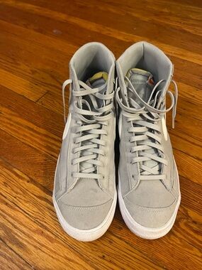 Nike Men's Light Gray High-Top Sneakers